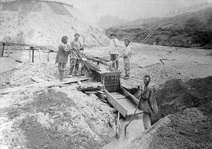 Рабочие приискатели на золотых приисках. Фотография  конца XIX века