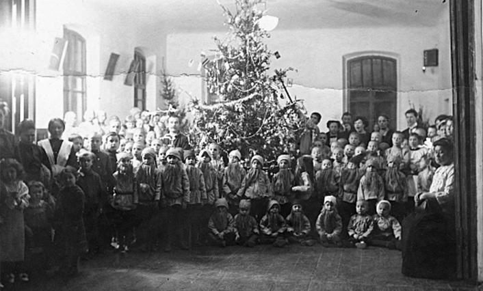 Рождественская елка в здании Ольгинского детского приюта
